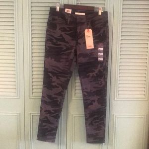 NWT Levi’s 711 skinny ankle black camo jeans sz 6